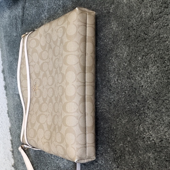 🛍️Coach Beige Signature Crossbody - Picture 5 of 10